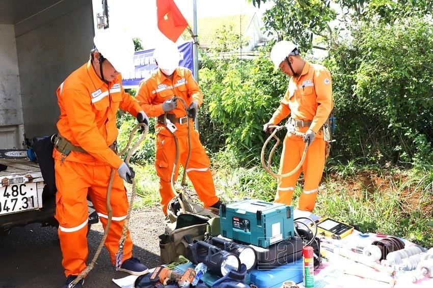 workers-preparing-to-perform-incident-handling-operations(2).jpg