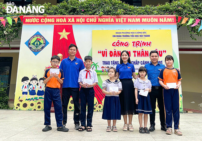 Đinh Thị Hải Yến (thứ 4, bên phải sang) là giáo viên nhiệt huyết, tiên phong tham gia các hoạt động phong trào. Ảnh: P.V