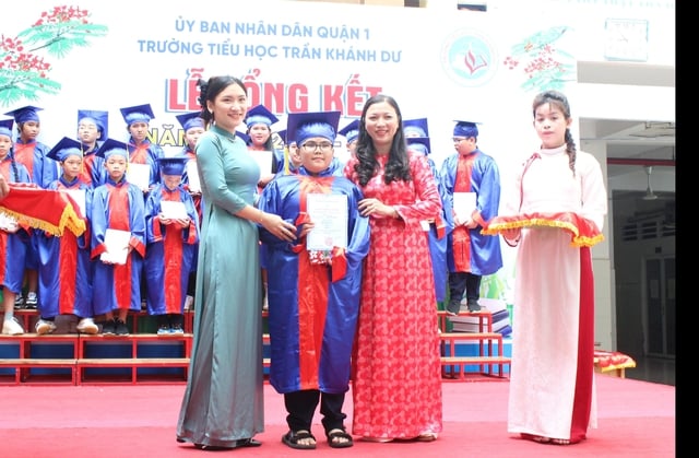 Lễ ra trường xúc động: Phụ huynh cảm ơn cô bảo mẫu, bảo bảo vệ - Ảnh 5.