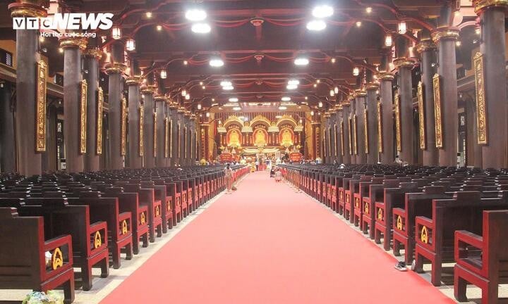Truc Lam Yen Tu Palace - A place to honor and worship Buddha's relics.
