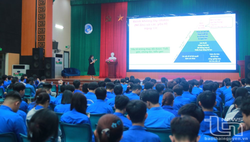 Cán bộ Trung tâm Kiểm soát bệnh tật tỉnh Thái Nguyên chia sẻ thông tin về tác hại của thuốc lá và bệnh không lây.