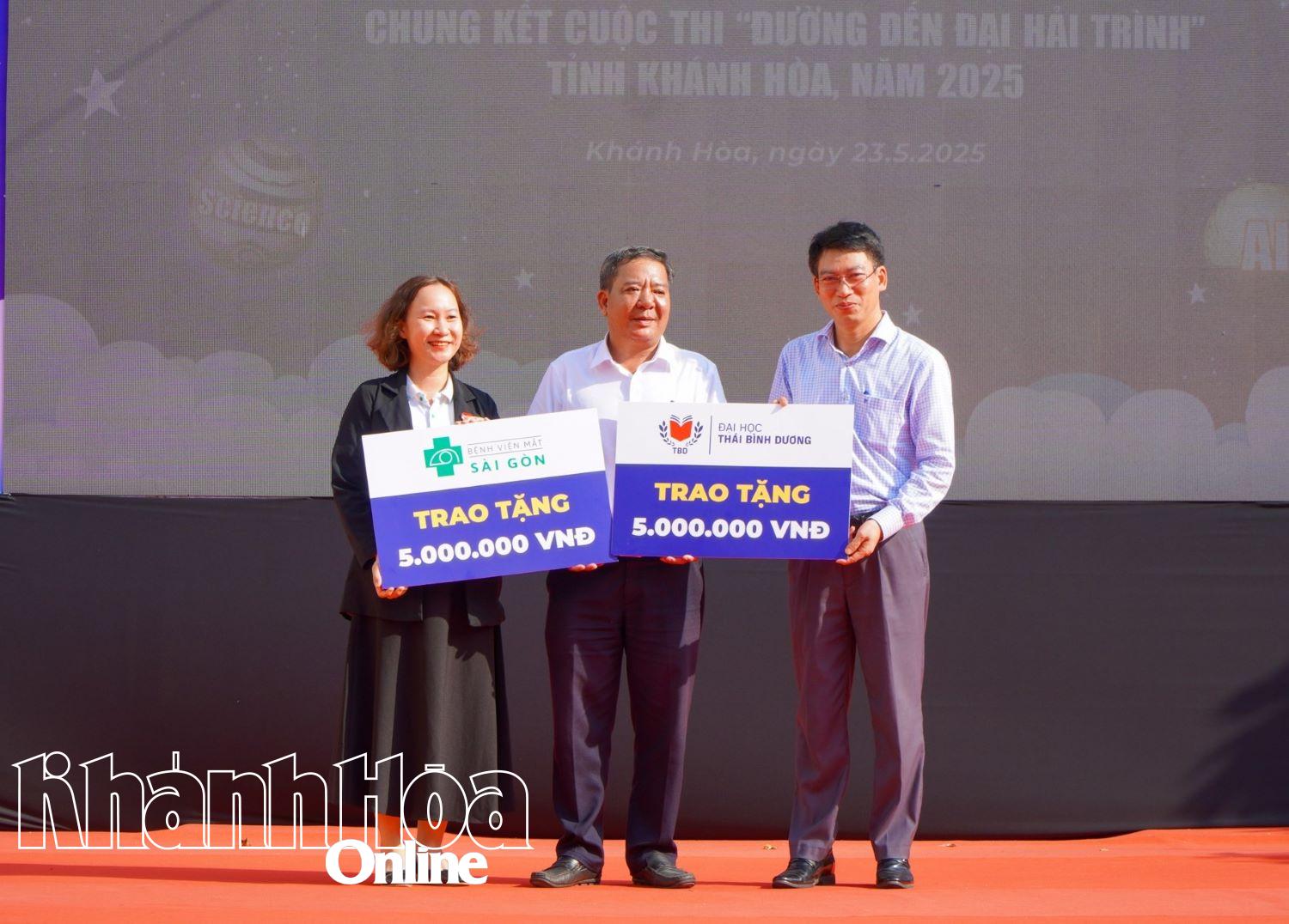Leaders of Pacific University awarded scholarships to the scholarship fund of Hoang Van Thu High School.
