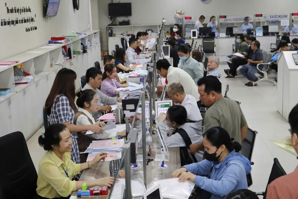 เจ้าหน้าที่และข้าราชการของคณะกรรมการประชาชนเขต 12 จัดการเอกสารให้กับประชาชน
