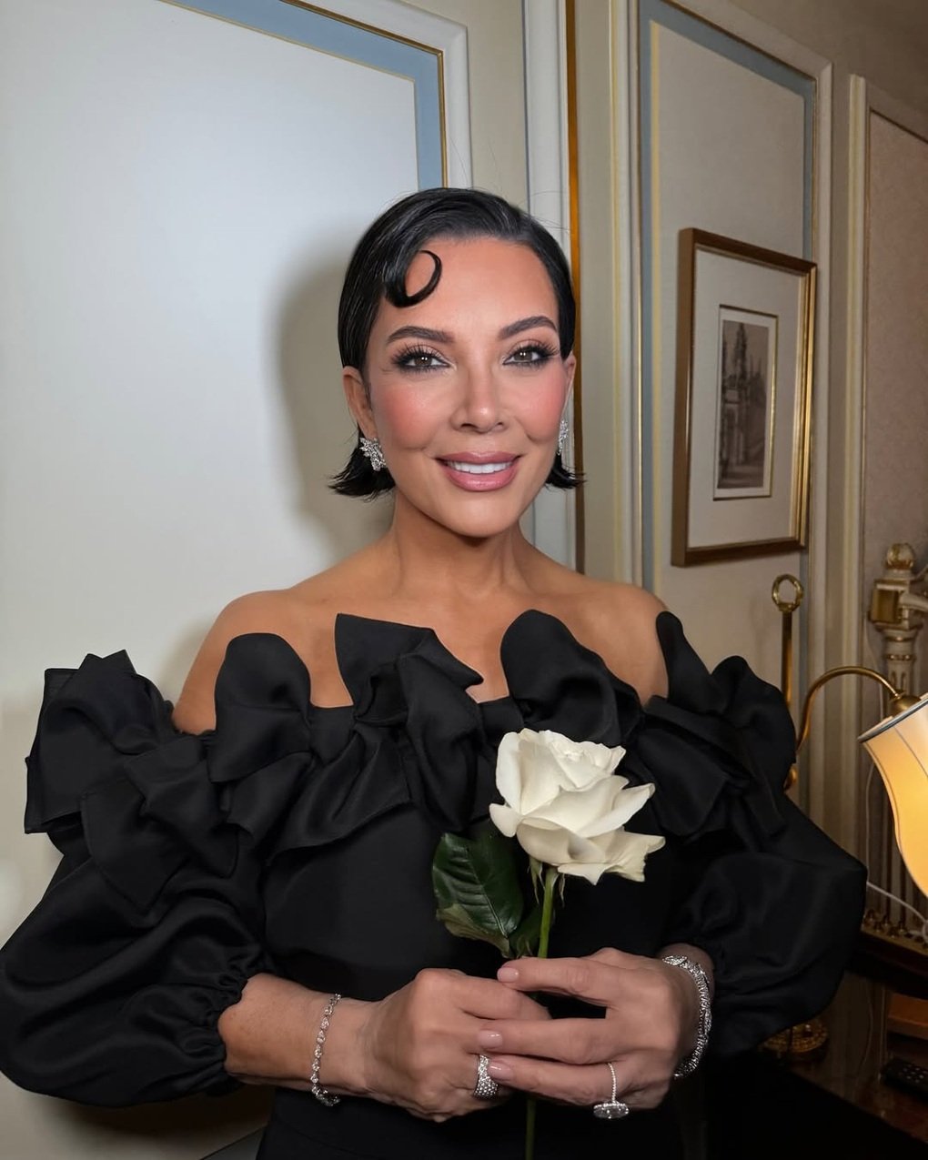 Mẹ của Kim Kardashian trẻ đẹp hệt như con gái kém 25 tuổi - 2