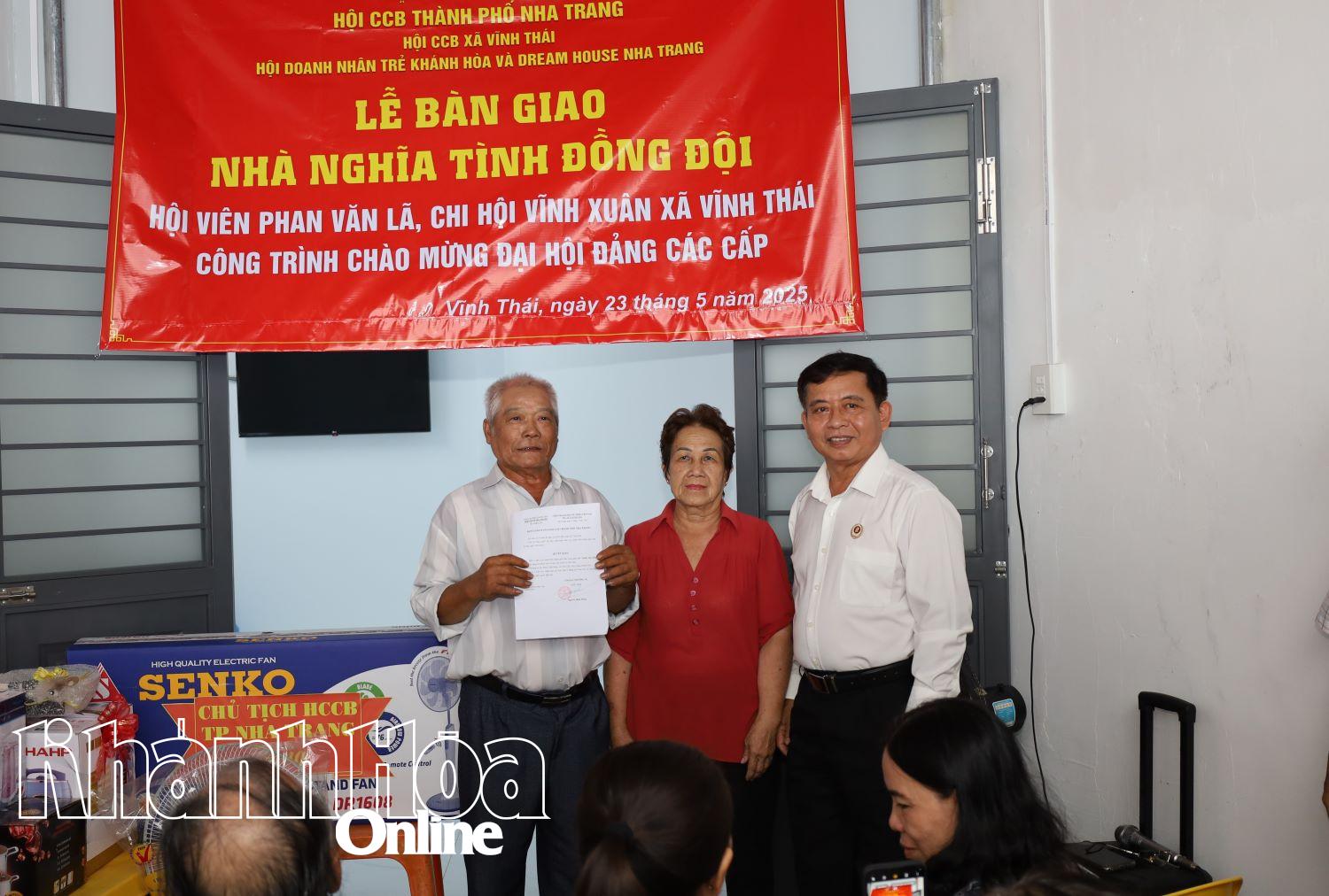 លោក Nguyen Minh Hung ប្រធានសមាគមអតីតយុទ្ធជនទីក្រុង។ Nha Trang បានប្រគល់ផ្ទះនេះទៅគ្រួសាររបស់លោក La ។
