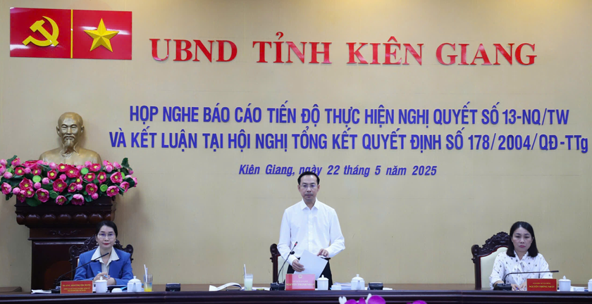 Chủ tịch UBND tỉnh Kiên Giang Nguyễn Thanh Nhàn phát biểu kết luận cuộc họp