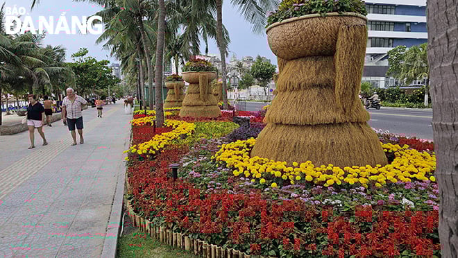Rất nhiều du khách tham quan Đường hoa biển. Ảnh: THÀNH LÂN
