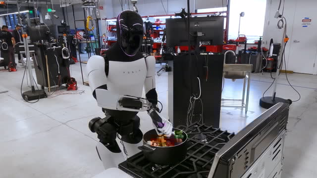 Elon Musk khoe robot Optimus làm việc nhà, gây sốt mạng xã hội - Ảnh 2.