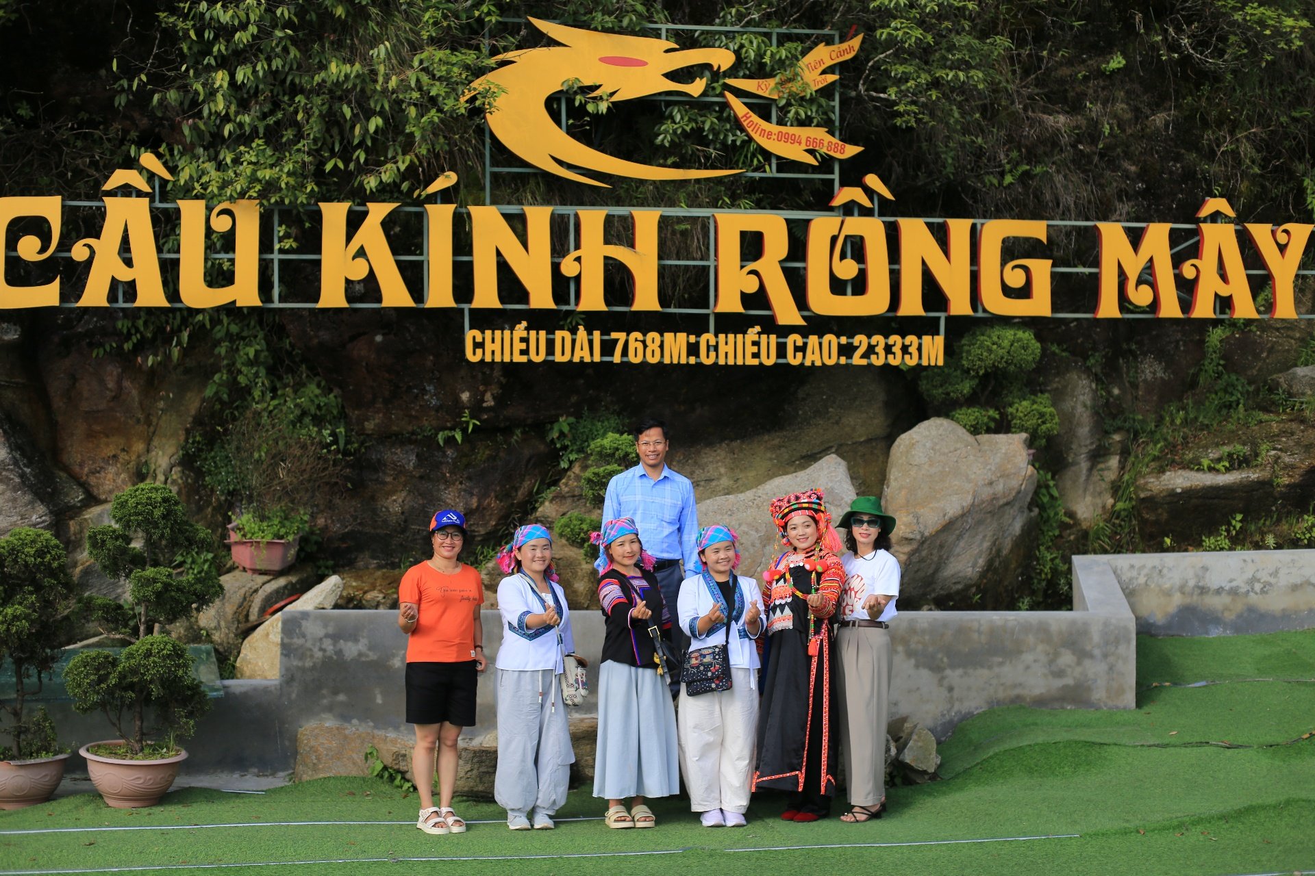 Đoàn Famtrip chụp ảnh lưu niệm tại khu du lịch Cầu kính Rồng Mây (huyện Tam Đường)	