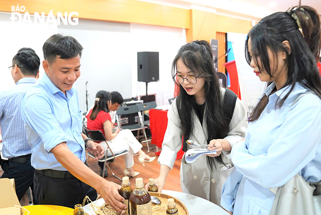 Thành phố thường xuyên tổ chức các hoạt động kết nối doanh nghiệp khởi nghiệp. Trong ảnh: Hoạt động giới thiệu sản phẩm khởi nghiệp tại sự kiện kết nối hệ sinh thái khởi nghiệp đổi mới sáng tạo Đà Nẵng - Singapore vào đầu tháng 5-2025 tại Trường Đại học Swinburne Việt Nam cơ sở Đà Nẵng.Ảnh: M.QUẾ	