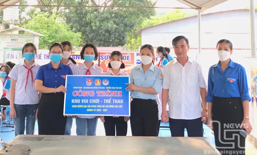 Đại diện Huyện đoàn, Hội đồng Đội huyện Phú Bình bàn giao công trình khu vui chơi thiếu nhi cho Trường THCS Tân Kim (xã Tân Kim).