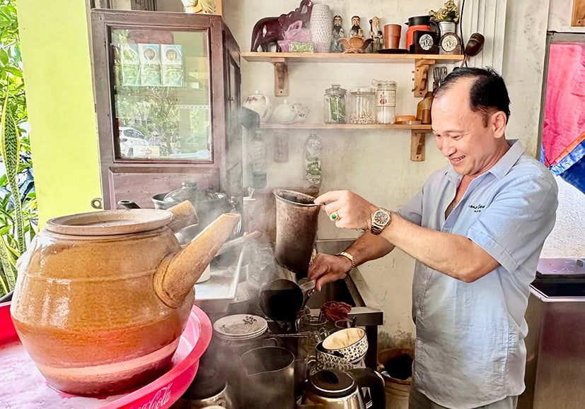Ông Lê Phước Thanh, chủ quán cà phê vợt pha cà phê cho khách.