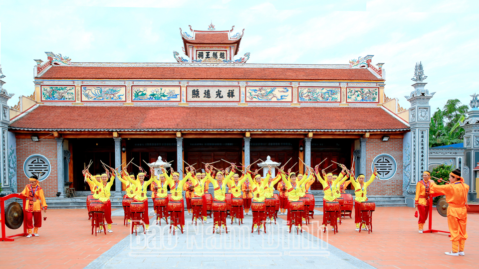 Đội trống hội nữ xã Giao Hải (Giao Thủy) biểu diễn tại Khu di tích lịch sử - văn hóa đình - đền - chùa Kiên Hành.