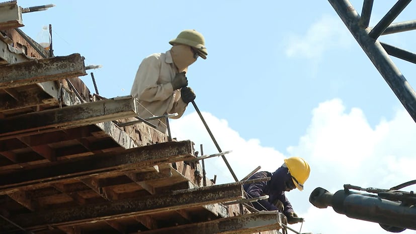 Giữa cái nắng như đổ lửa, nhiều công nhân vẫn bám trụ thi công dự án cầu vượt Quốc lộ 51 thuộc dự án đường 991B.