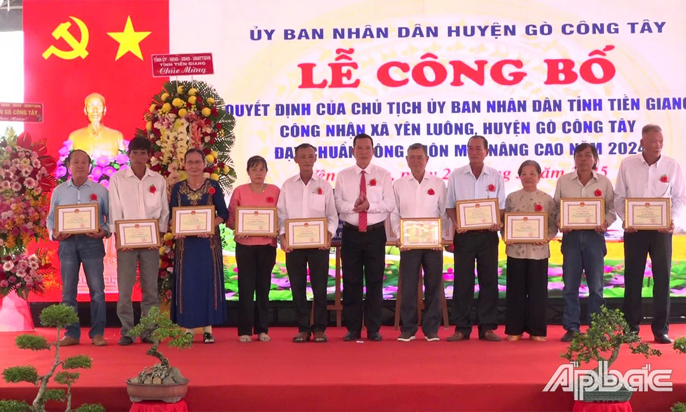 Lãnh đạo huyện trao Giấy khen cho các tập thể, cá nhân
