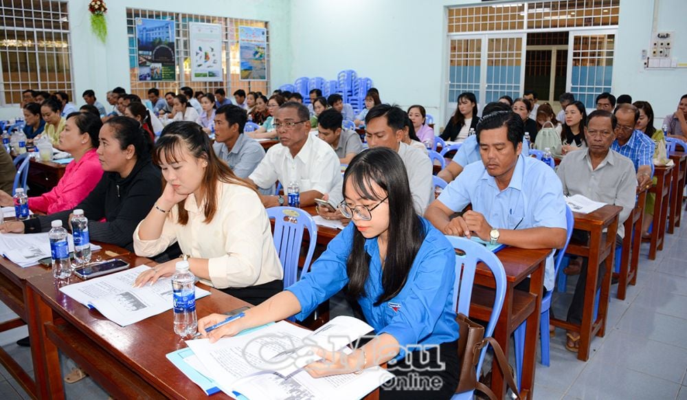 2/ The training course was attended by about 100 delegates who are officials in charge of ethnic affairs of the commune, socio-political organizations of the commune, Hamlet Chiefs, Hamlet Party Cell Secretaries, Hamlet Associations, prestigious people and ethnic minorities in communes with a large number of ethnic minorities in 8 districts in the province.