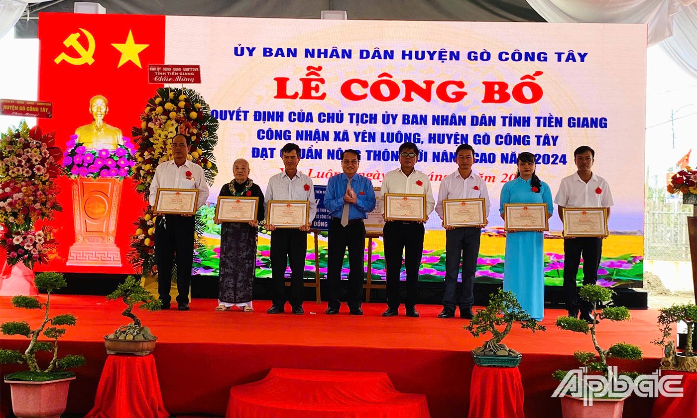 Đồng chí Phạm Văn Trọng trao Bằng khen của UBND tỉnh cho các tập thể, cá nhân