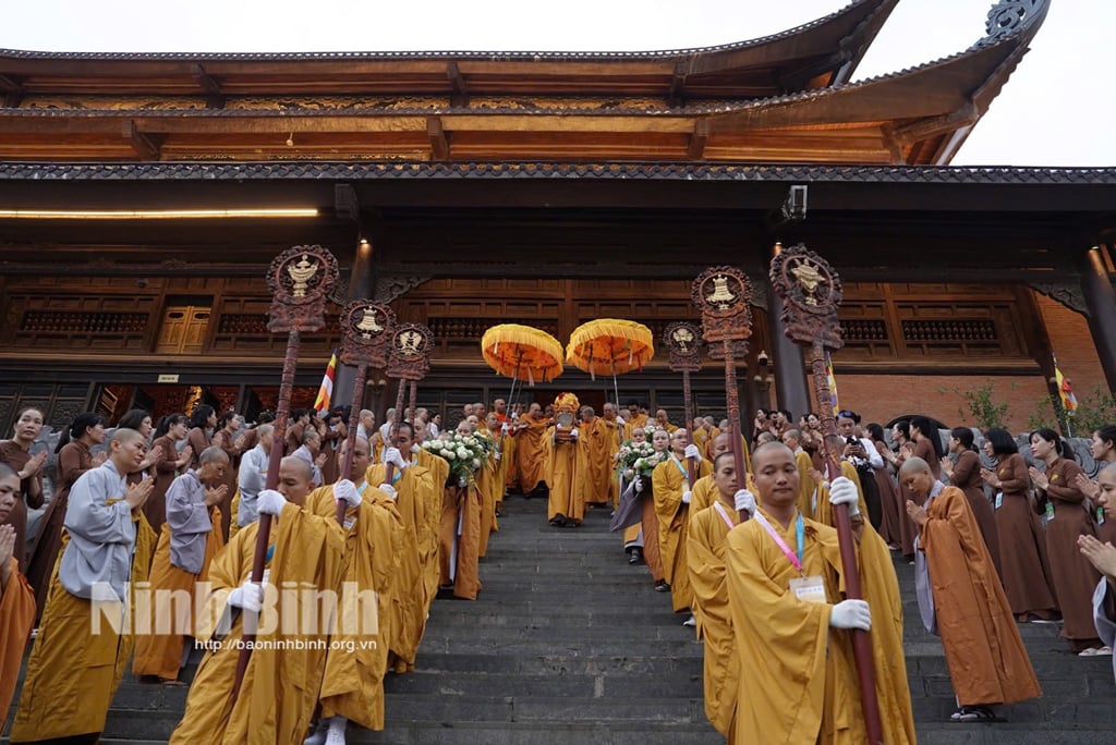 Buddhist monks, nuns, and local people solemnly and respectfully bid farewell from Bai Dinh Pagoda to Phuc Son Pagoda (Bac Giang).