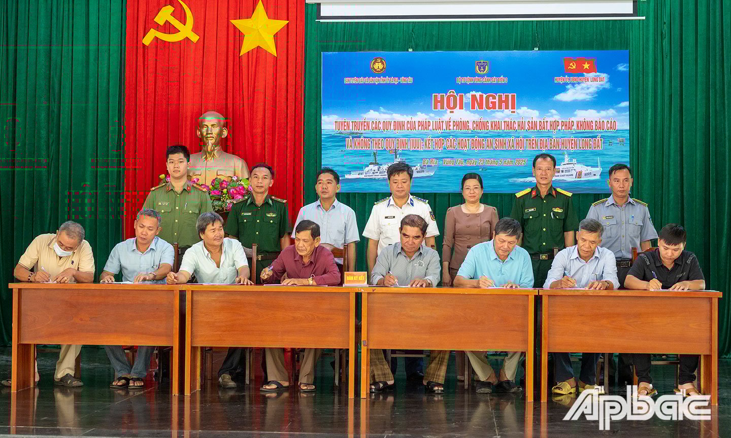Đại diện BTL Vùng CSB 3 cùng cấp ủy, chính quyền địa phương, các lực lượng vũ trang trên địa bàn chứng kiến chủ tàu cá, chủ phương tiện, thuyền trưởng viết cam kết không vi phạm IUU.