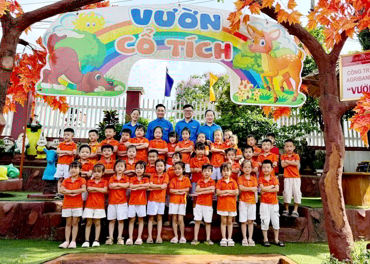 Agribank Youth Union សាខា Ha Giang បានថតរូបអនុស្សាវរីយ៍ជាមួយសិស្សានុសិស្ស។