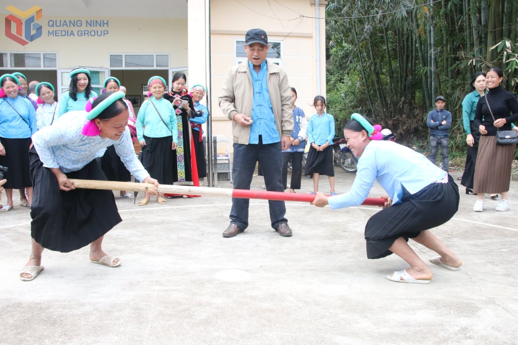 ប្រជាជនឃុំ Luc Hon ចូលរួមលេងល្បែងប្រជាប្រិយក្នុងពិធីបុណ្យរដូវមាស Binh Lieu ឆ្នាំ 2024។