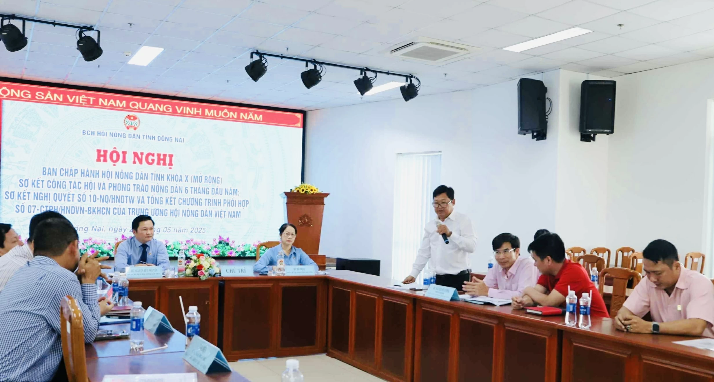 Chủ tịch Hội Nông dân tỉnh Nguyễn Hữu Nguyên chủ trì hội nghị. Ảnh: B.Nguyên