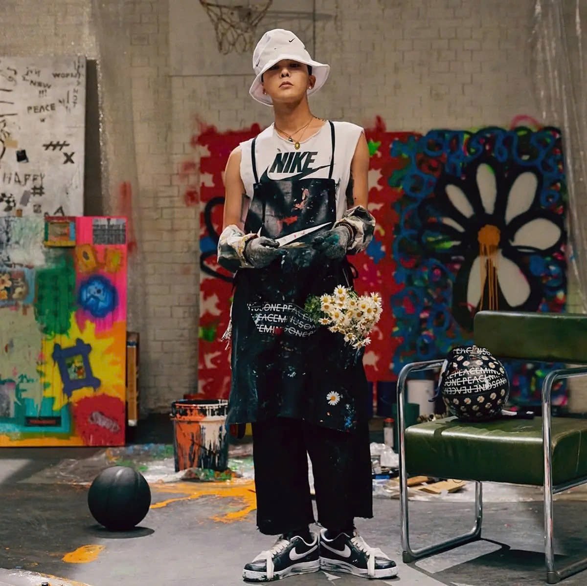 Trâm cài áo hoa cúc thiếu cánh gần 3 tỷ đồng của G-Dragon có gì đặc biệt? - 2