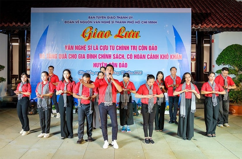 Văn nghệ sĩ TP HCM giao lưu với văn nghệ sĩ là cựu tù chính trị Côn Đảo trong Hành trình về nguồn “Côn Đảo - Vùng đất thiêng liêng của Tổ quốc” năm 2023, do Ban Tuyên giáo Thành ủy TP HCM tổ chức. Ảnh: Ban Tuyên giáo Thành ủy TP HCM