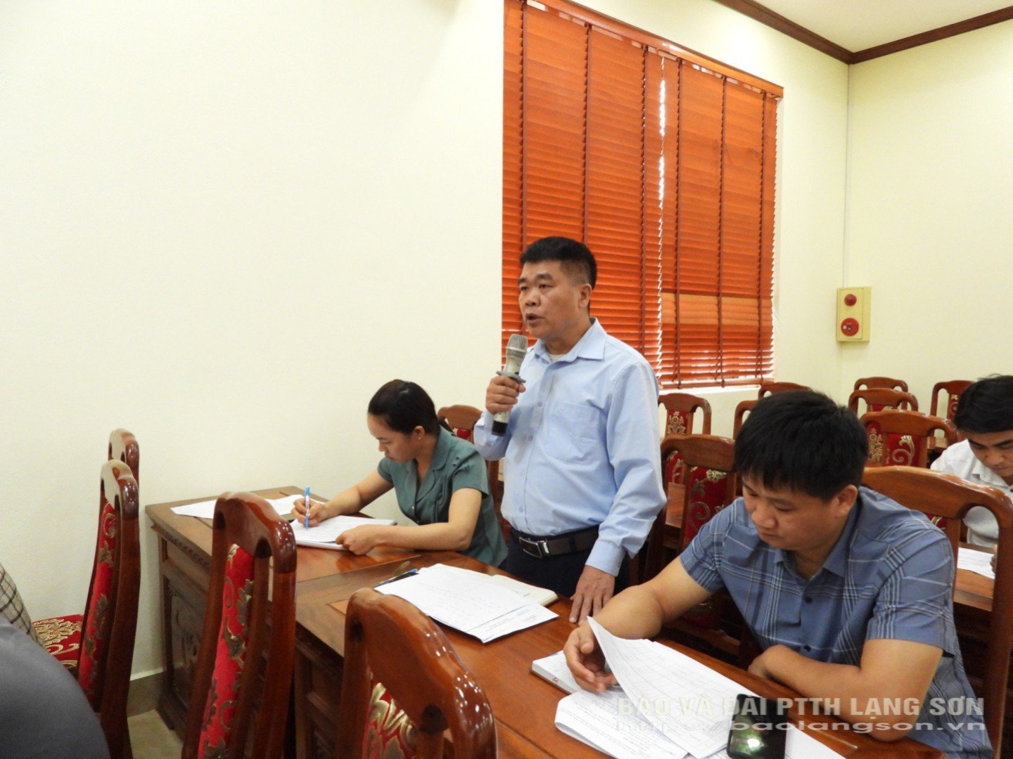 ตัวแทนผู้นำชุมชนซวนเซืองกล่าวปราศรัยในการประชุม