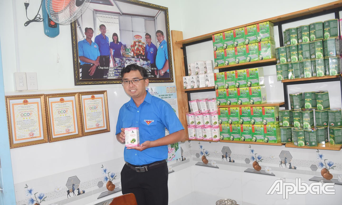 Anh Lê Vương Quốc Hùng đã sản xuất và tung ra thị trường nhiệu loại trà thảo dược được khách hàng tin dùng. Ảnh: HUỲNH VĂN XĨ