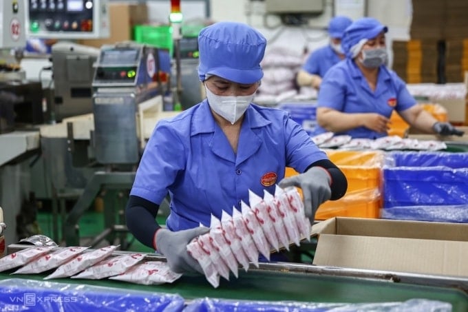 កម្មករផលិតមីកញ្ចប់នៅ Colusa - Miliket Food Joint Stock Company នៅទីក្រុង Thu Duc ទីក្រុងហូជីមិញ ខែមីនា ឆ្នាំ 2025។ រូបថត៖ Quynh Tran