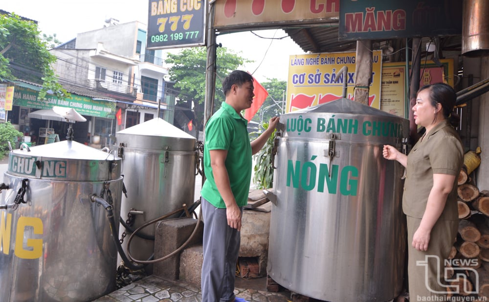 Mr. Chu Thanh Bang's family (in hamlet 9, Co Lung commune) invested in 3 boilers to boil banh chung.