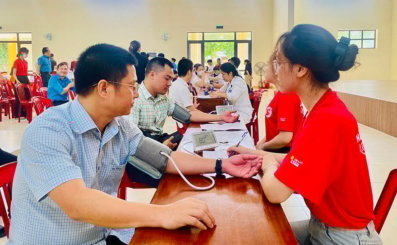 Các tình nguyện viên được kiểm tra tổng thể sức khỏe trước khi tham gia hiến máu.