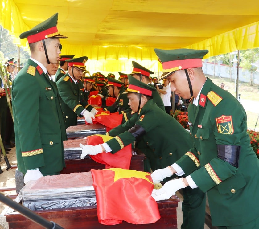 Thực hiện các nghi lễ tại buổi lễ truy điệu và an táng.