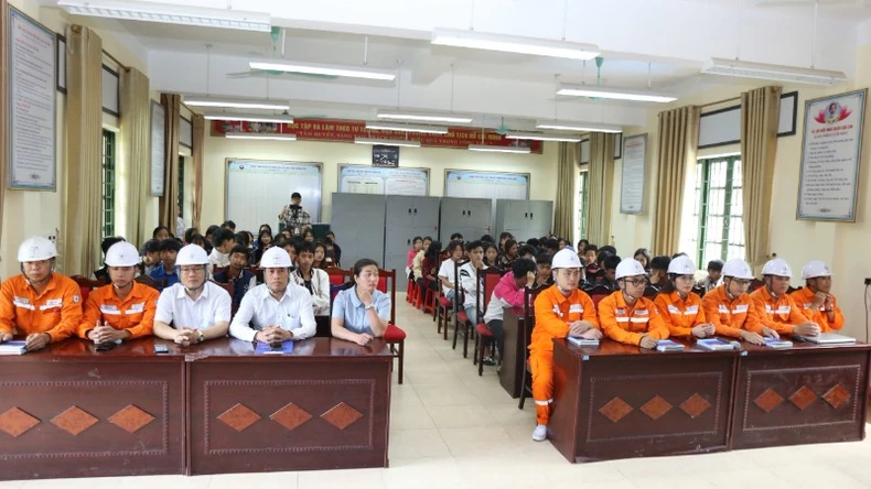Lào Cai: Tuyên truyền an toàn điện cho học sinh vùng cao Simacai ảnh 1