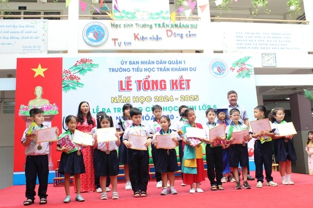 Lễ ra trường xúc động: Phụ huynh cảm ơn cô bảo mẫu, bảo bảo vệ - Ảnh 2.