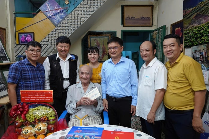 Lãnh đạo Ban Tuyên giáo và Dân vận Thành ủy TP HCM thăm, tri ân các nghệ sĩ tiêu biểu  - Ảnh 3.