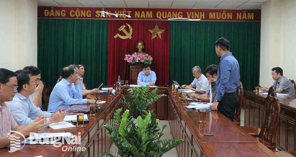Đại diện Sở Công thương báo cáo tại buổi làm việc. Ảnh: Phạm Tùng