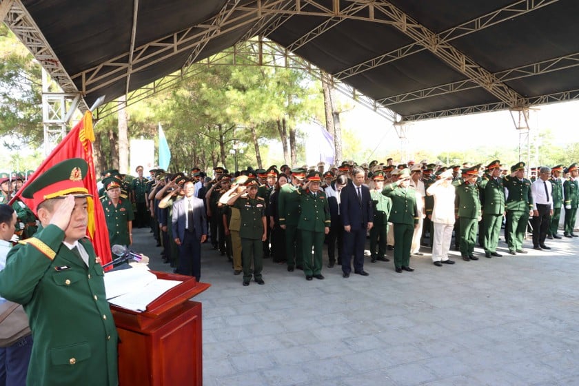 Các đại biểu dành phút mặc niệm tưởng nhớ các anh hùng liệt sĩ.