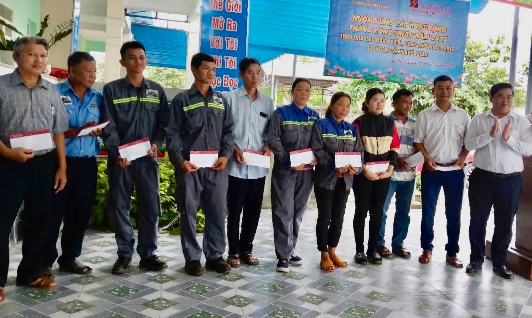 តំណាង Agribank Phu Yen ជូនអំណោយដល់កម្មករនៅក្រុមហ៊ុន Phuc Quang Khang Limited។ រូបថត៖ THUY HA