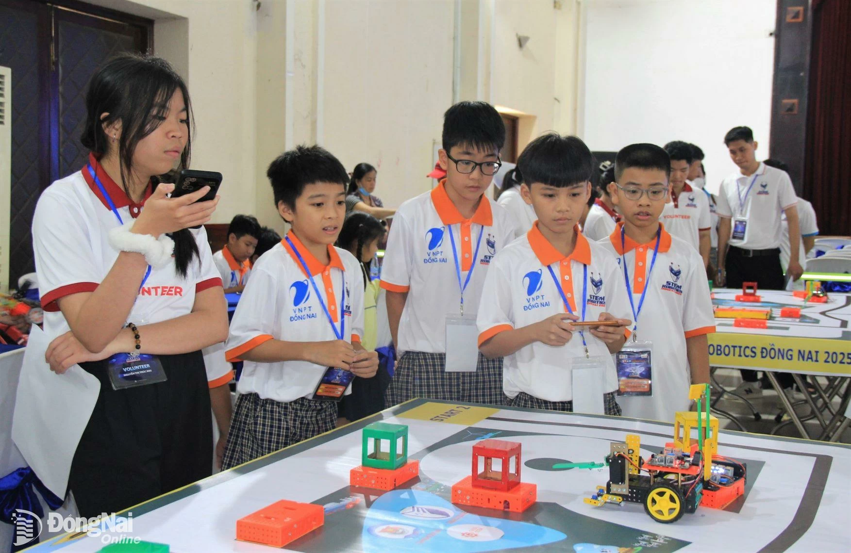 Phần thi của các đội đến từ khối tiểu học. Ảnh: Nga Sơn

