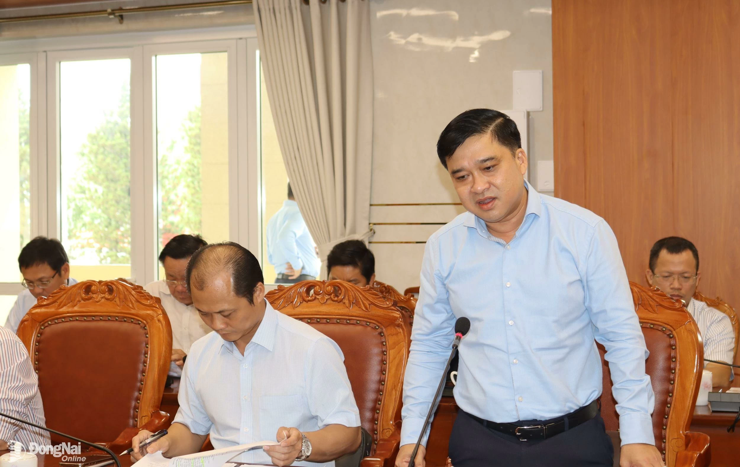 Phó chủ tịch UBND tỉnh Hồ Văn Hà chỉ đạo các ngành chức năng hỗ trợ Trung tâm Phát triển quỹ đất tỉnh thực hiện nhiệm vụ di dời các doanh nghiệp. Ảnh: Hoàng Lộc