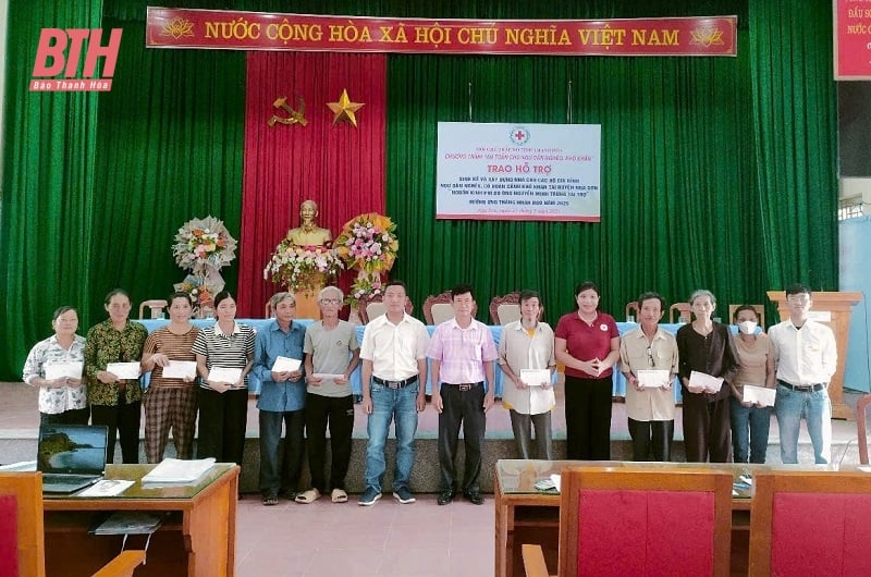 កាកបាទក្រហមខេត្តផ្តល់ការចិញ្ចឹមជីវិត និងសាងសង់ផ្ទះជូនប្រជានេសាទក្រីក្រ