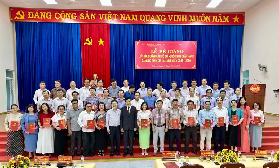 43-hoc-vien-da-hoan-thanh-xuat-sac-lop-boi-duong-can-bo-du-nguon-ban-chap-hanh-dang-bo-tinh-gia-lai-khoa-xvii-nhiem-ky-2025-2030-anh-ha-duy.jpg