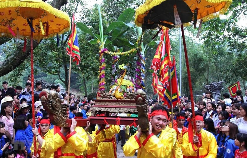 Lễ hội truyền thống của Hà Nội luôn thu hút du khách quốc tế khám phá (ảnh Quang Quyết).