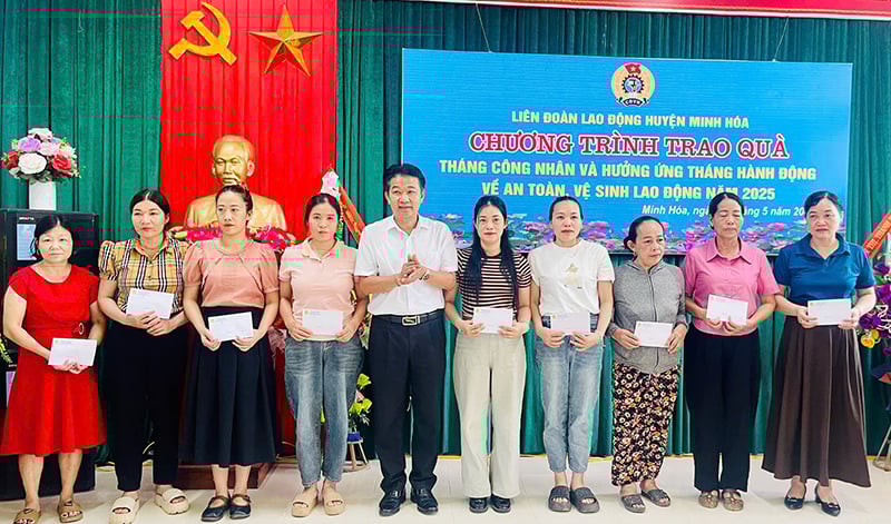 Minh Hoa district leaders presented gifts to support union members in difficult circumstances.