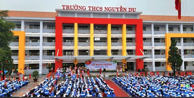 Cán bộ Bình Thuận chuyển công tác đăng ký cho con theo học ở Đà Lạt - Ảnh 1.