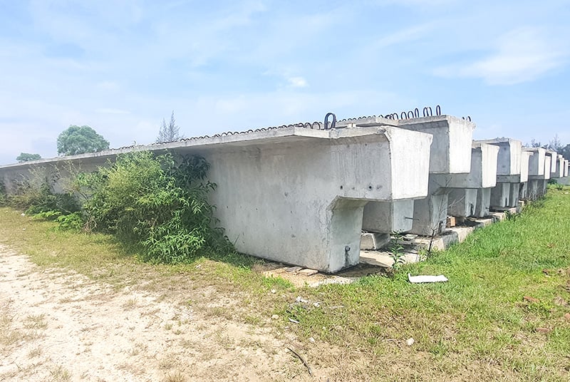 Các nhà thầu dừng thi công do không có mặt bằng.
