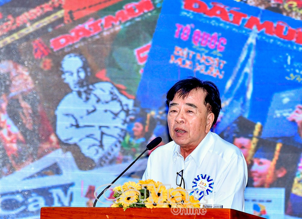 ០៨/- អ្នកកាសែត Nguyen Duy Hoang ប្រធានសមាគមអ្នកកាសែតវៀតណាមខេត្ត Bac Lieu អតីតនិពន្ធនាយកកាសែត Bac Lieu បានថ្លែងសុន្ទរកថាក្នុងសិក្ខាសាលាដោយអះអាងថា ប្រវត្តិសាស្ត្រសារព័ត៌មានគឺជាផ្នែកមិនអាចកាត់ផ្តាច់បាននៃប្រវត្តិសាស្ត្ររបស់គណៈកម្មាធិការបក្សខេត្ត Ca Mau - Bac Lieu។