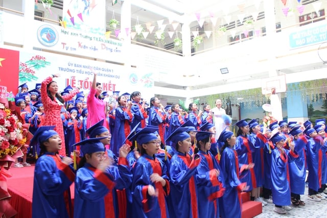 Lễ ra trường xúc động: Phụ huynh cảm ơn cô bảo mẫu, bảo bảo vệ - Ảnh 7.